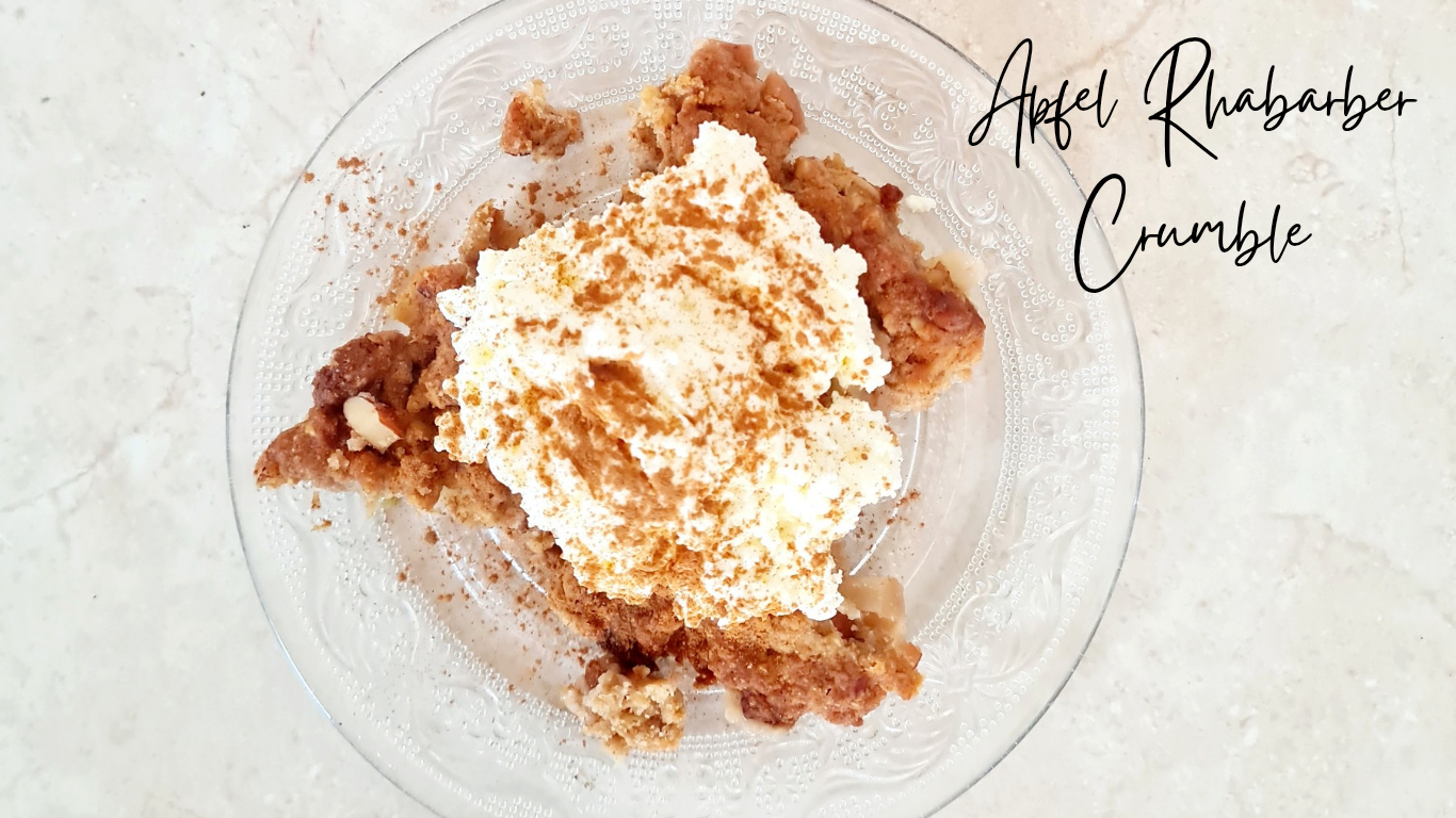Apfel-Rhabarber-Crumble mit Haferflocken und Mandeln