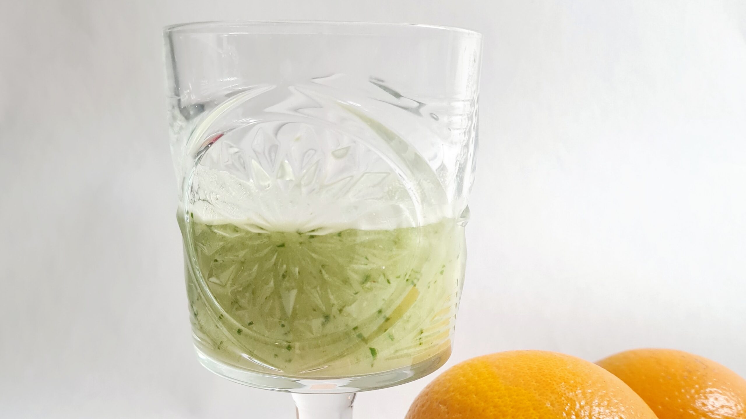 Leckerer grüner Smoothie mit Spinat